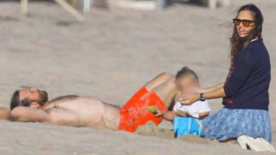 Los actores Bradley Cooper y Jennifer Garner fueron captados disfrutando la playa juntos.