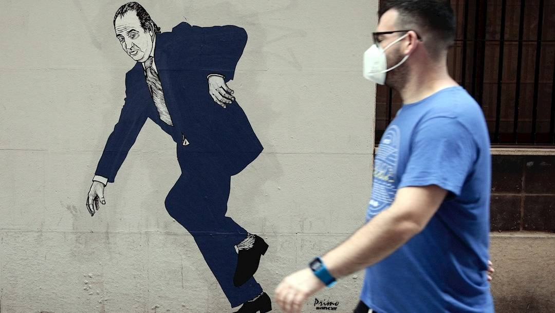 Un graffiti del Rey emérito Juan Carlos I, firmado por el artista gallego apodado el Primo de Banksy , captado este miércoles 5 de agosto en una céntrica calle de Valencia
