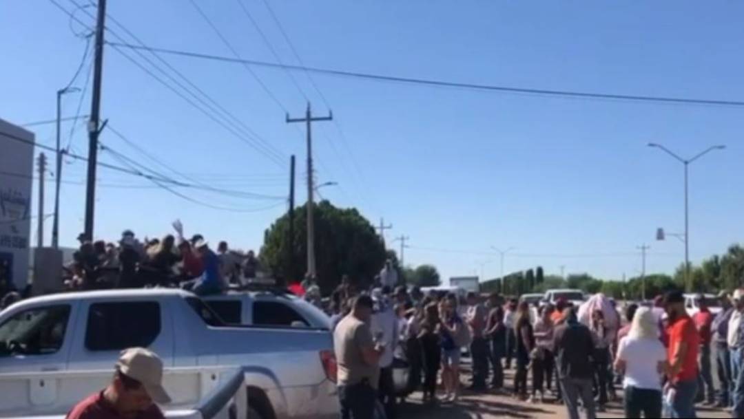 Integrantes de la familia LeBarón protestaron contra la policía municipal de Galeana, en Chihuahua, a la que acusan de nexos con el crimen organizado