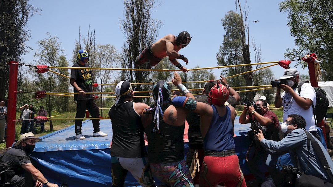 La decisión de llevar la lucha libre a este enclave turístico de la capital mexicana tuvo como objetivo apoyar la reapertura de Xochimilco