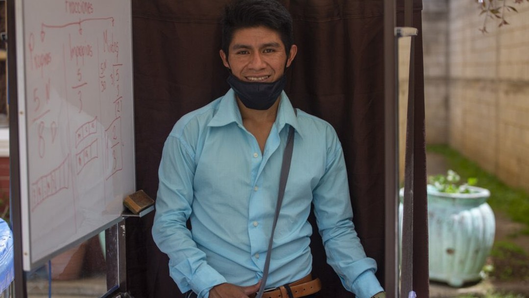 Maestro en Guatemala imparte clases a domicilio a bordo de un triciclo tras pandemia COVID-19