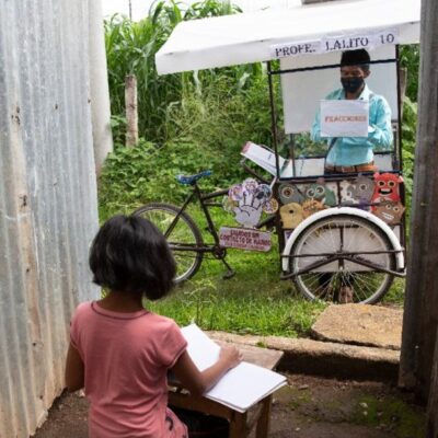 Maestro en Guatemala imparte clases a domicilio a bordo de un triciclo tras pandemia COVID-19