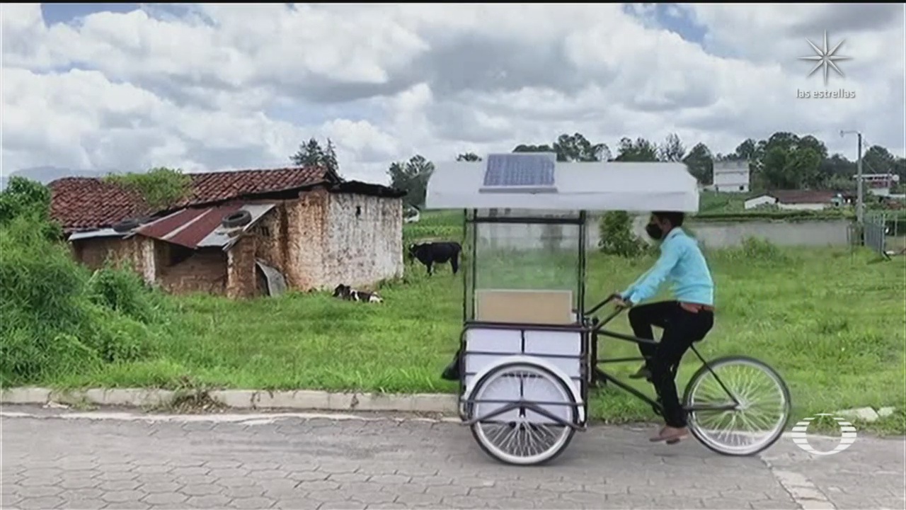 Maestro en Guatemala lleva la educación en triciclo