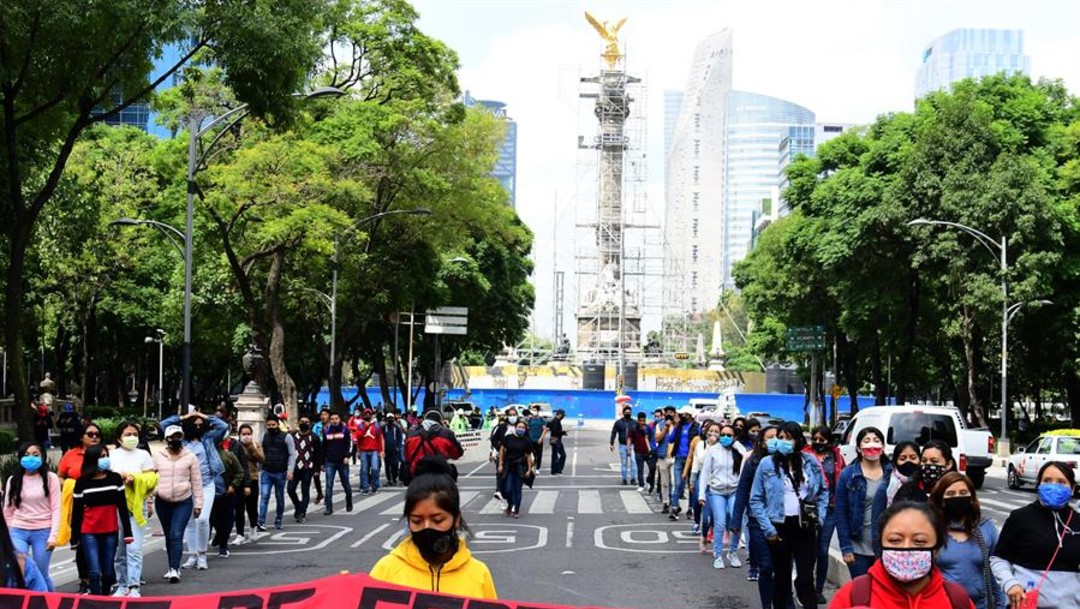 La convocatoria tuvo lugar en Paseo de la Reforma donde unos 250 jóvenes bloquearon parte de la vía