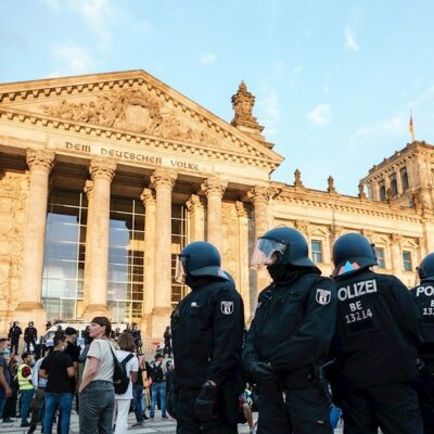 Alemania, escandalizada por la radicalización del movimiento negacionista del coronavirus