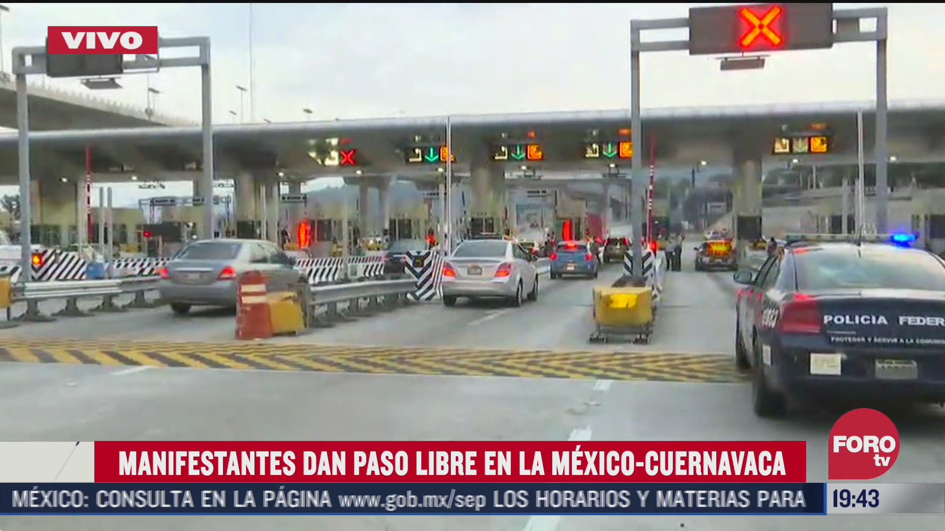 un grupo de manifestantes dan paso libre en la carretera México-Cuernavaca
