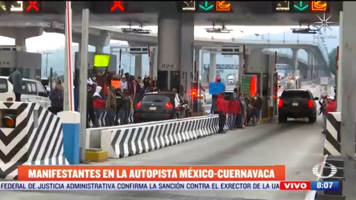 manifestantes protestan en caseta de la autopista mexico cuernavaca