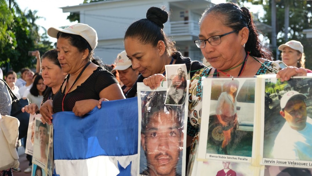 Integrantes del colectivo Acción Pro Migrante colocaron el sábado un “anti monumento” frente a la embajada de Estados Unidos, ubicada en Paseo de la Reforma, con la leyenda +72 migrantes