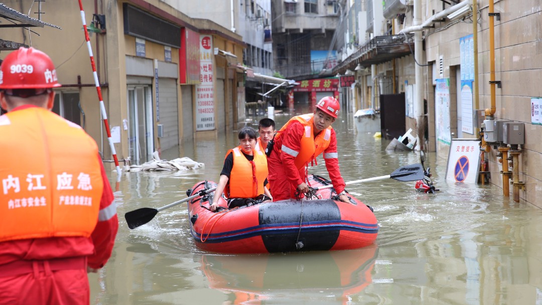 Miles de personas son evacuadas de sus viviendas por inundaciones en Sichuan