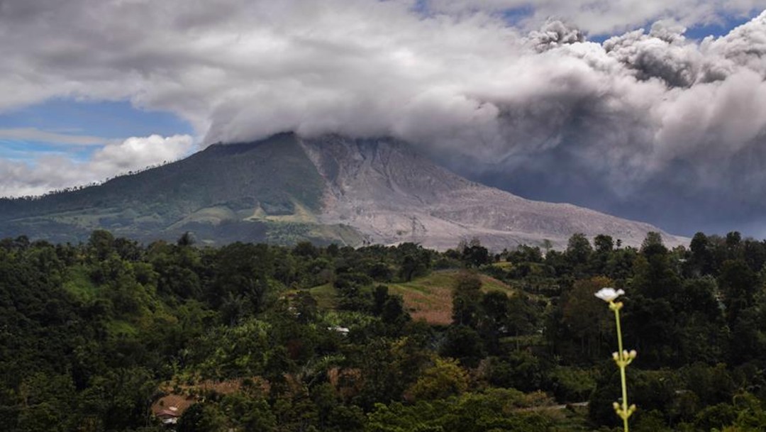 Volcán Sinabung de Indonesia entra en erupción y registra fuerte explosión de ceniza de 4,500 metros