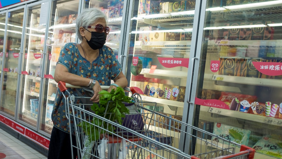 Mujer en un supermercado de Pekín