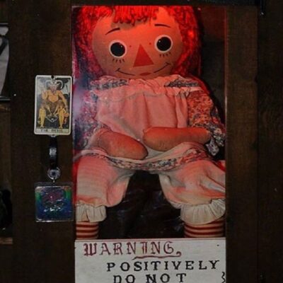 Reportan supuesta desaparición de la muñeca Annabelle  y surgen memes en redes sociales