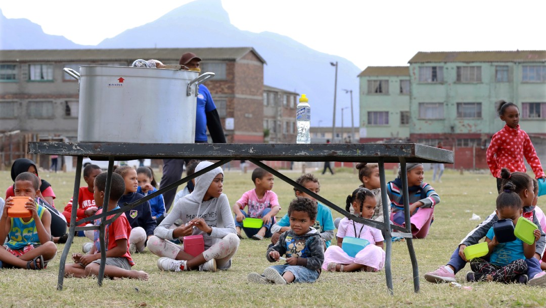 Niños esperan alimento en Sudáfrica