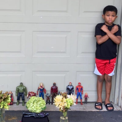 Niños hacen conmovedores tributos a Chadwick Boseman con sus juguetes