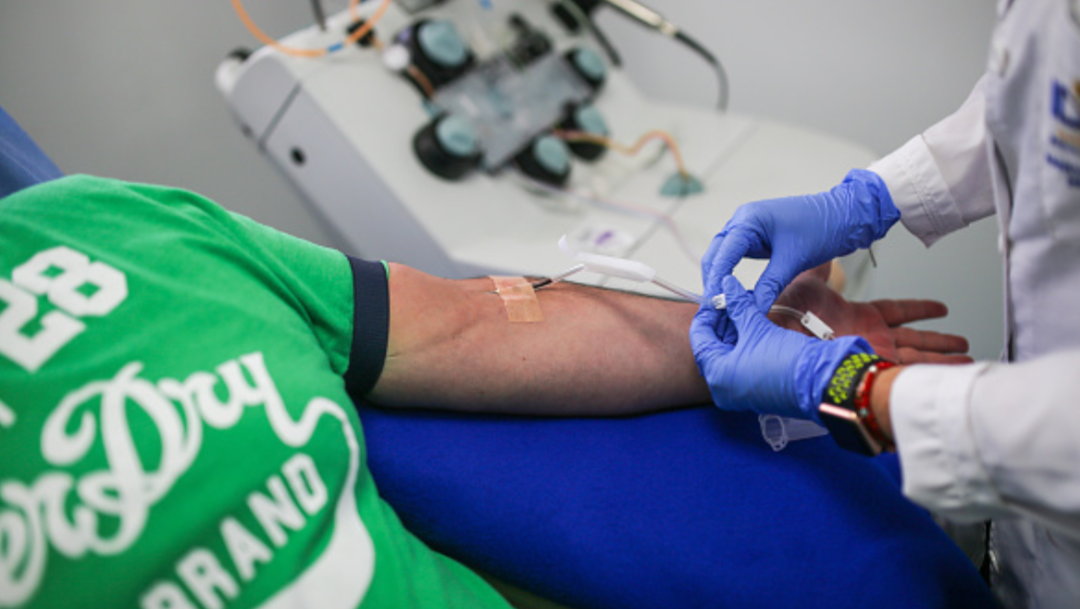 Hombre dona sangre en Colombia por la pandemia de Covid
