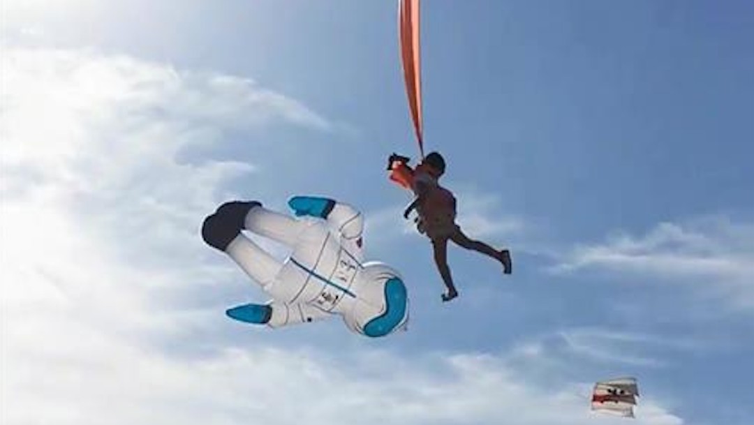 Un papalote se lleva por el aire a una niña de tres años en un festival en Taiwán