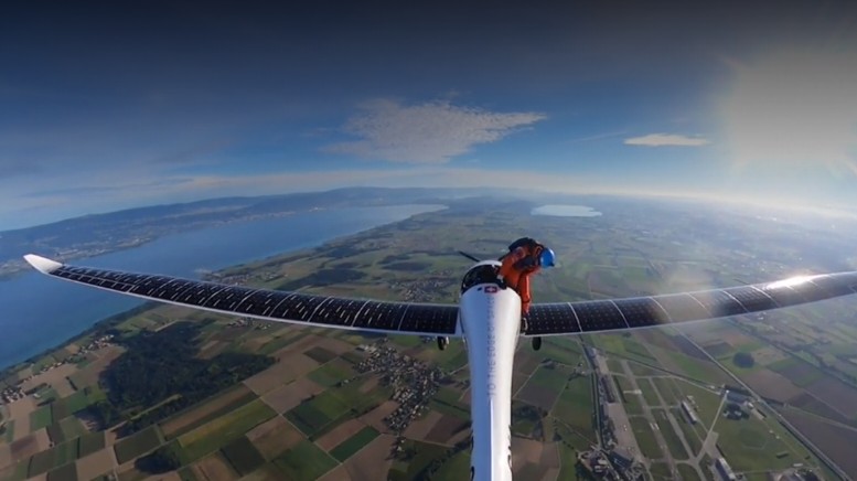 paracaidista en avión solar