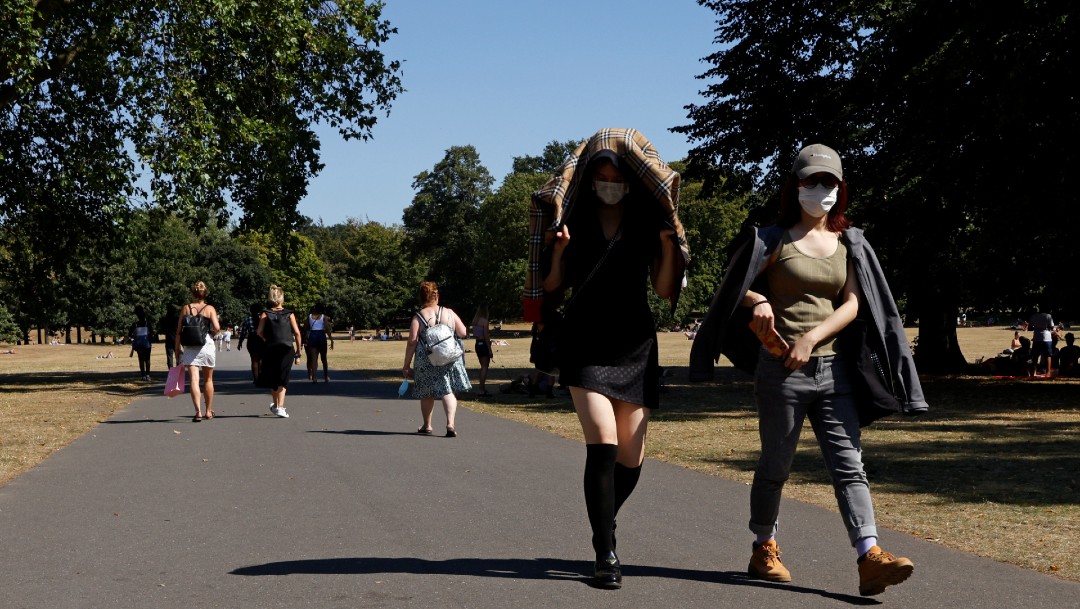 Personas con cubrebocas caminando en Londres