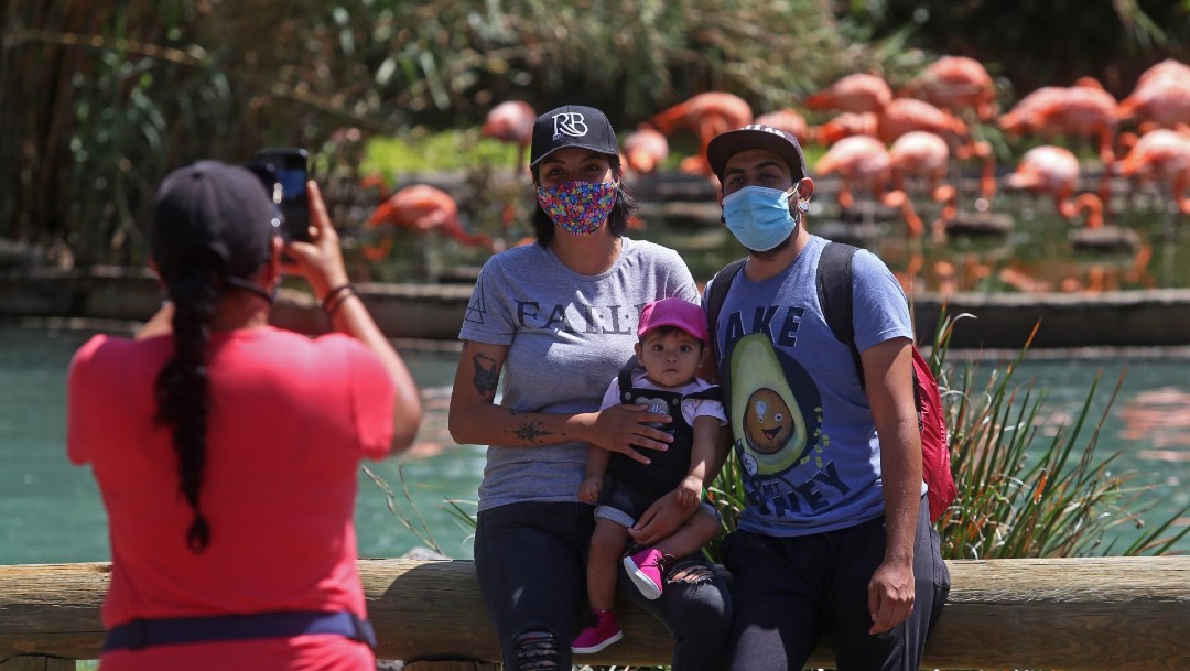 Personas con cubrebocas en zoológico de Guadalajara