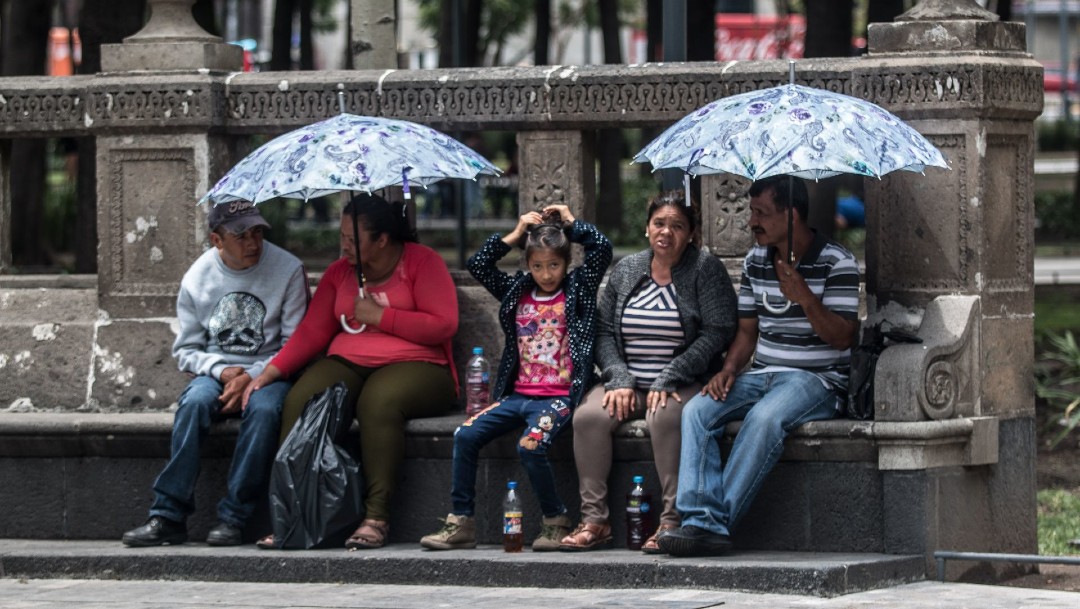 Personas con paraguas en la Ciudad de México