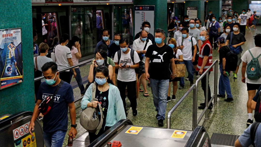 Personas en el Metro de Hong Kong