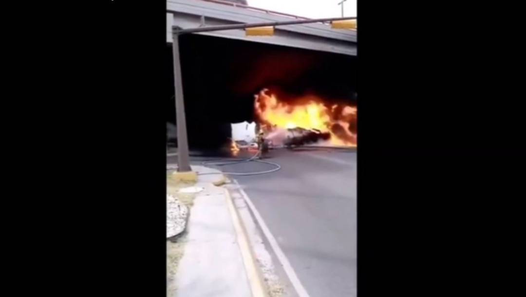 El accidente ocurrió en calles de la colonia Carmen Romano de San Nicolás de los Garza, cuando una pipa de gasolina trató de ganarle el paso al tren