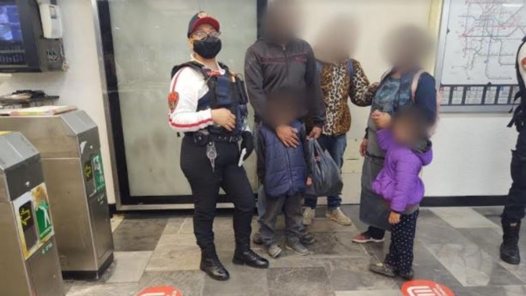 Policía del Metro con pareja que perdió a sus niños