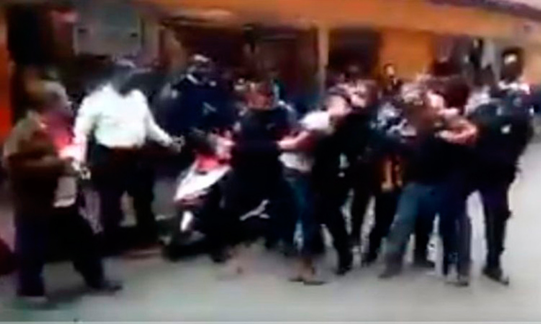 Los policías detienen a joven en Puebla con violencia