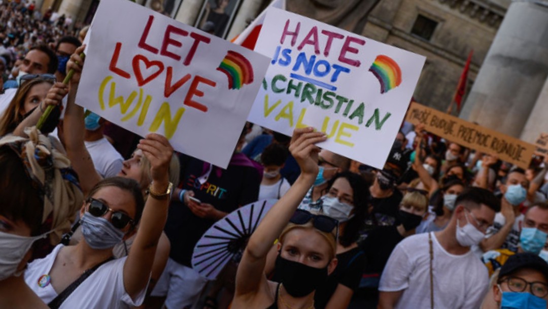 Las muestras de apoyo hacia la comunidad LGBT en Polonia chocan con un país conservador donde solo el 29% apoya los derechos gay