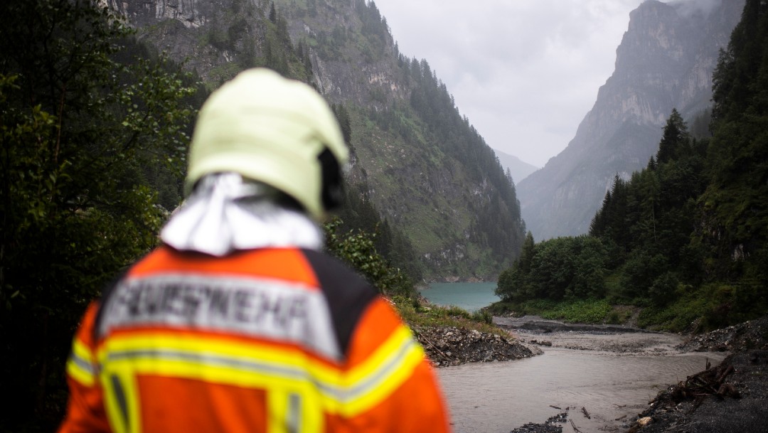Por lluvia interrumpen búsqueda de barranquista español desaparecido en Suiza