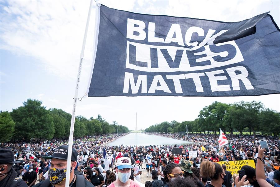 Miles-protestan-contra-el-racismo-en-Washington