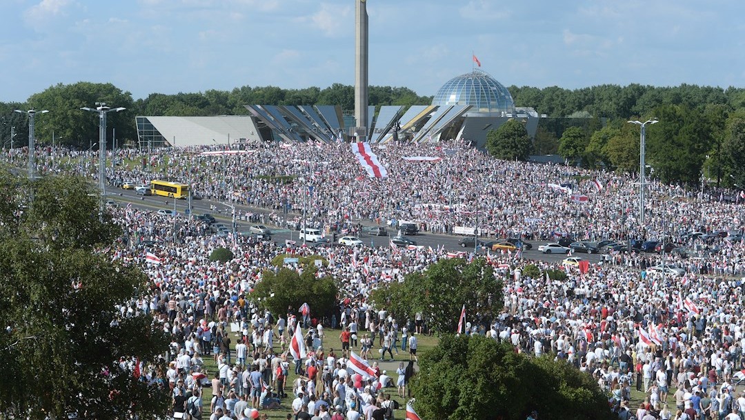 Decenas de miles de partidarios de la oposición bielorrusa protestaron en Minsk contra la reelección del presidente Alexandre Lukashenko. (Foto: EFE)