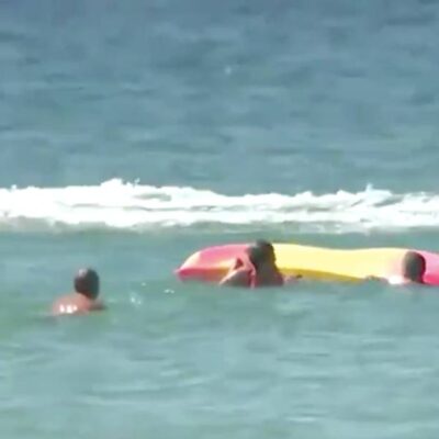 Video: El presidente de Portugal, de 71 años, salva a dos bañistas que se ahogaban en la playa