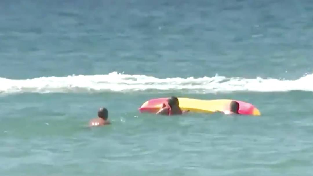 El presidente de Portugal, Marcelo Rebelo Sousa, ayudó a rescatar a dos bañistas en problemas en la playa de Alvor. El mandatario tiene 71 años
