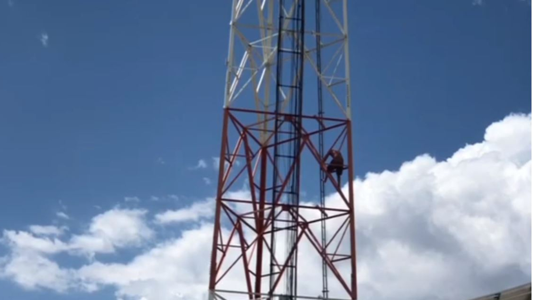Rescatan a hombre que permaneció por varias horas en lo alto de una antena en Chihuahua