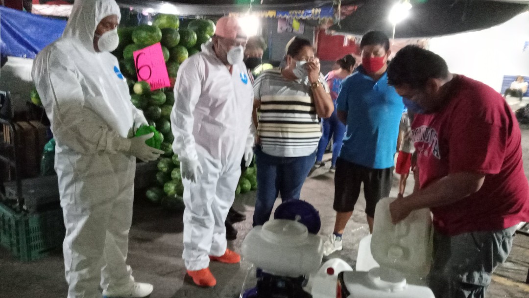 Sanitizan mercado de Puerto Escondido, en Oaxaca, para evitar COVID-19