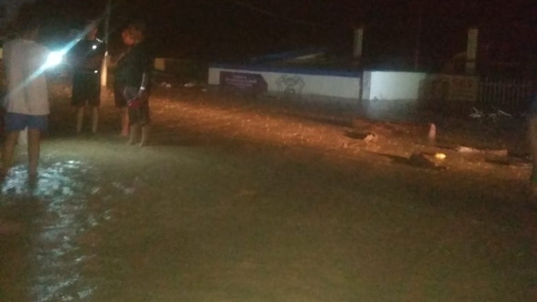 Se desborda río en Coyuta, Veracruz, y causa varias inundaciones