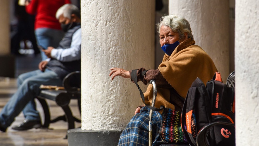 Sin besos ni abrazos, así festejaron su día los abuelitos en México