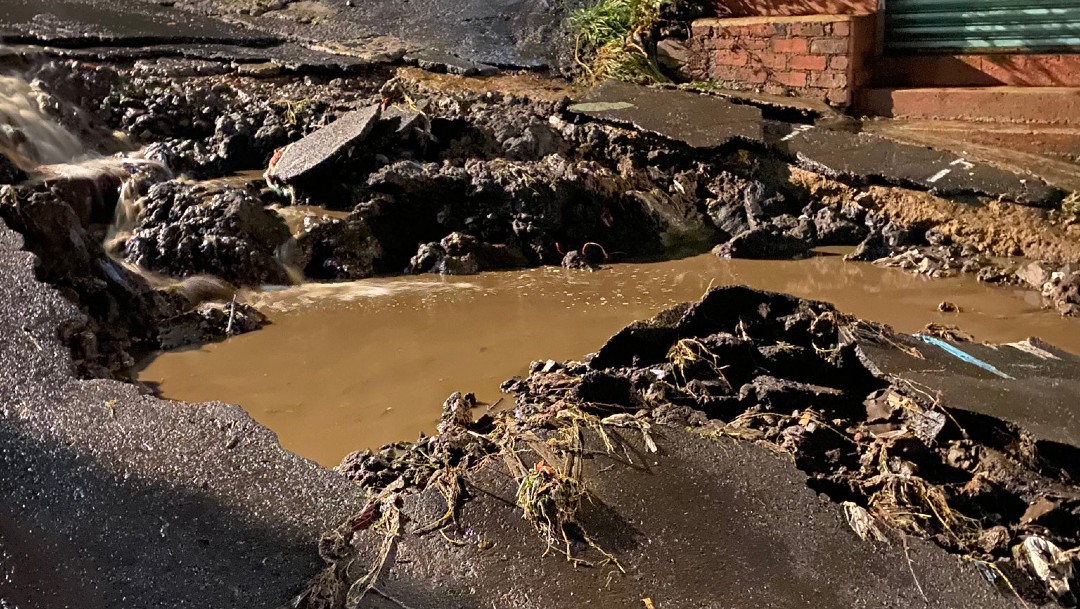 Lluvias desbordan el Río Santiago en Xochimilco; reportan derrumbes, socavones e inundaciones