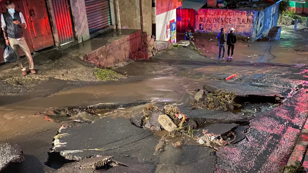 Lluvias desbordan el Río Santiago en Xochimilco; reportan derrumbes, socavones e inundaciones