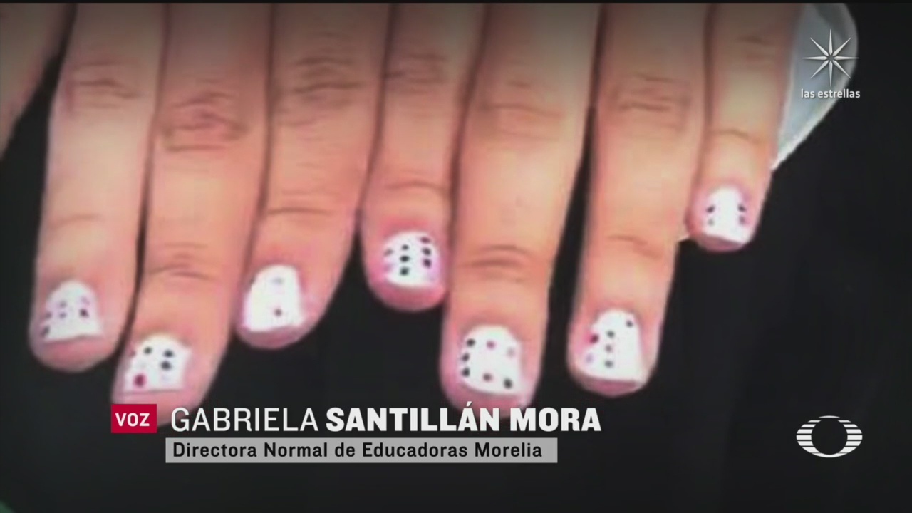 En la reposición de examen de ingreso a las Escuelas Normales de Michoacán aspirantes colocan acordeon en uñas de manos