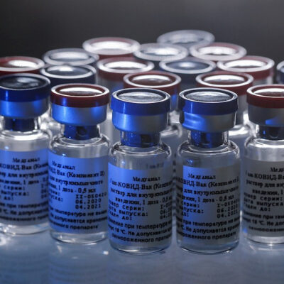 Comienzan ensayos de vacuna Sputnik-V contra COVID-19 en grupos de riesgo