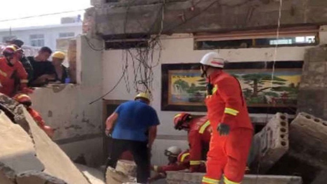 Sube a 29 la cifra de muertos tras hundirse un restaurante en China