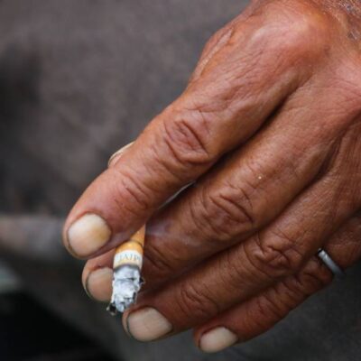 Advierten incremento en riesgos por COVID-19 por consumo de alcohol y cigarros