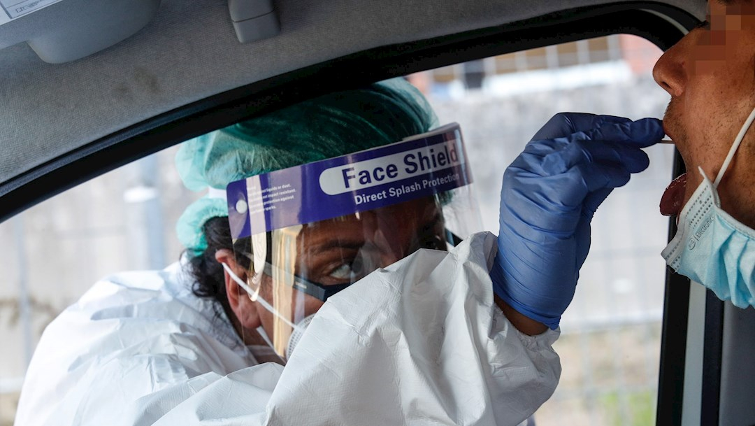 Personal médico realiza un test de coronavirus a una persona con síntomas de la enfermedad