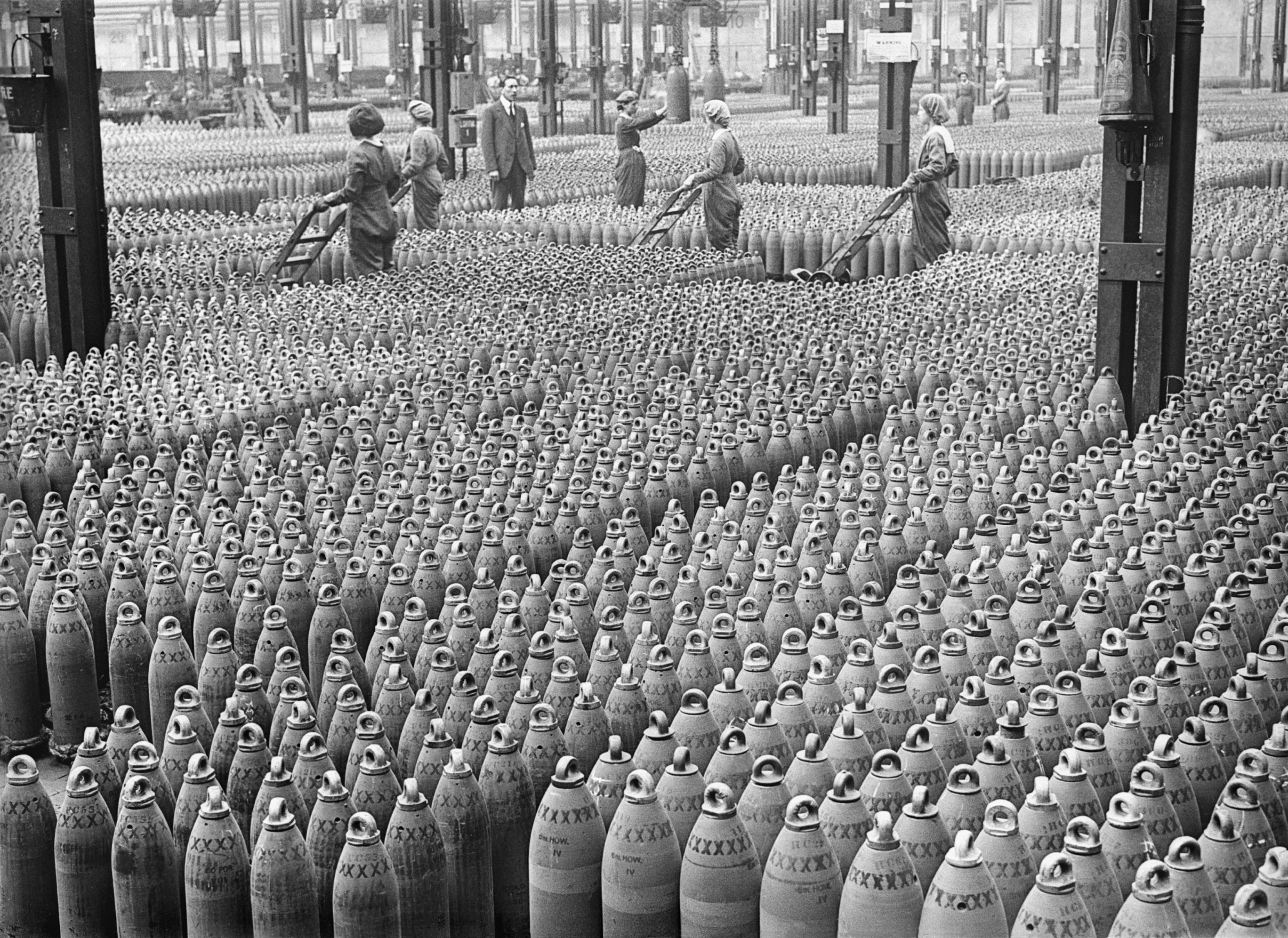 Fotografía de mujeres trabajando en una fábrica de bombas durante la Primera Guerra Mundial