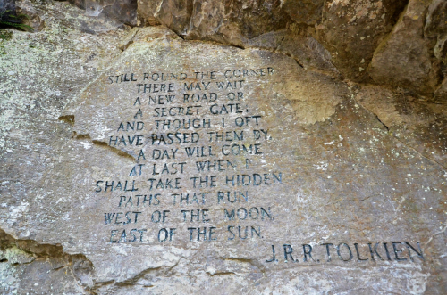 Poema de J.R.R. Tolkien tallado en una piedra
