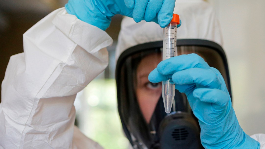 Trabajador sanitario analiza muestra de vacuna rusa contra COVID-19