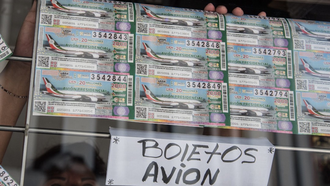 Trabajadores de Infonavit denuncian presiones para comprar cachitos de la rifa del avión