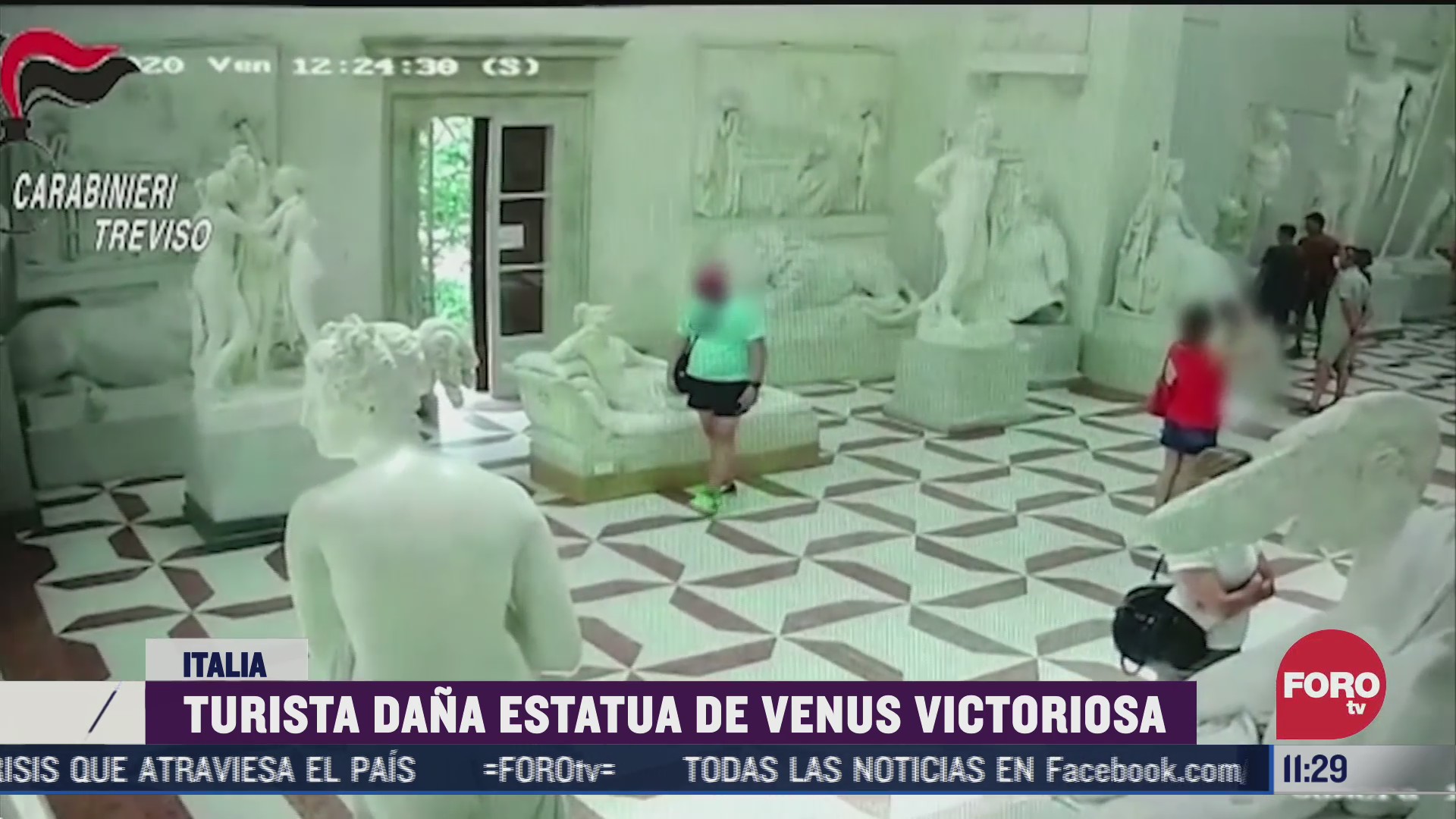 turista dana estatua de venus victoriosa en italia